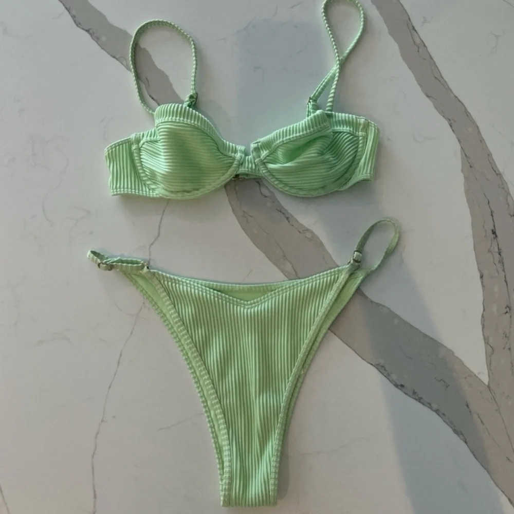 XS top,‎ Small bottom Hollister Bikini